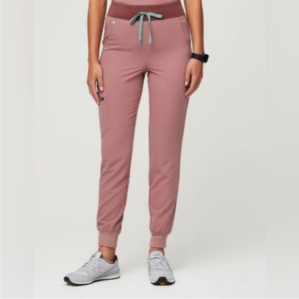FIGS Zamora joggers in limited edition mineral mauve!